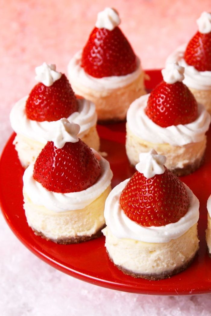 meilleur gateaude noel mini cheesecake décoré de fraise gateau chapeau de pere noel dessert rapide et original