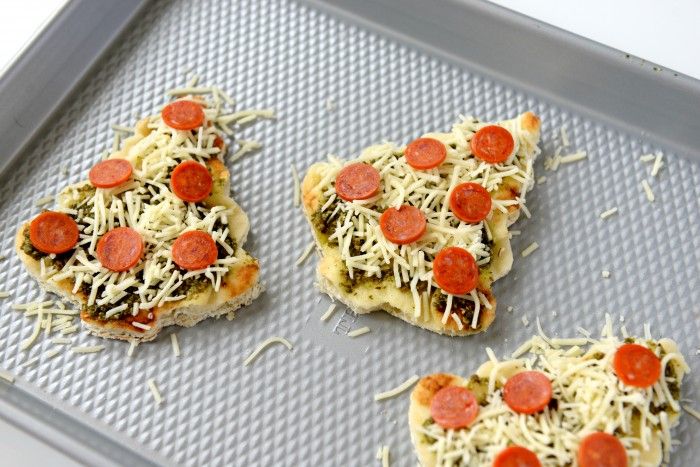mini pizza au pesto fromage et saucisse idée d apéro de noel recette gouter salée recettes salées de noel