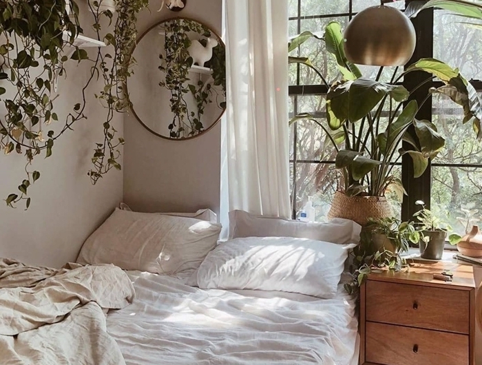miroir rond étagère bois blanc plantes grimpantes chambre 10m2 panier tressé décoration lit cosy linge blanc