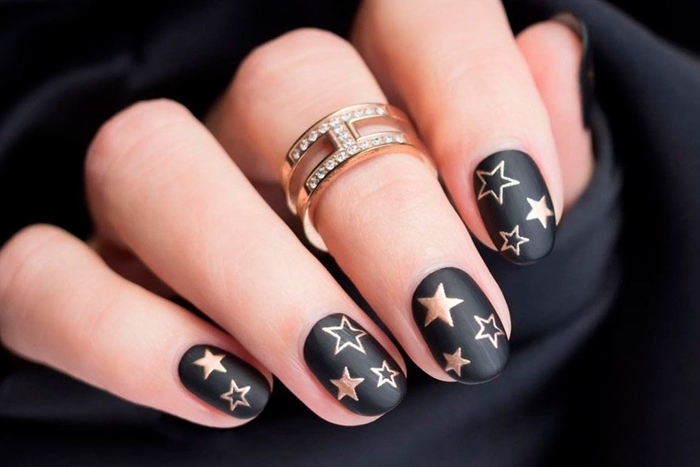 ongle noir mat nail art motifs étoiles vernis rose gold tendance couleur manucure hiver 2020