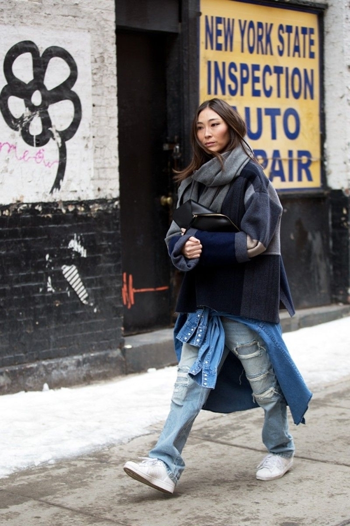 outfit streetwear femme jeans déchirés tenue décontractée spot veste oversize carreaux gris et bleu foncé