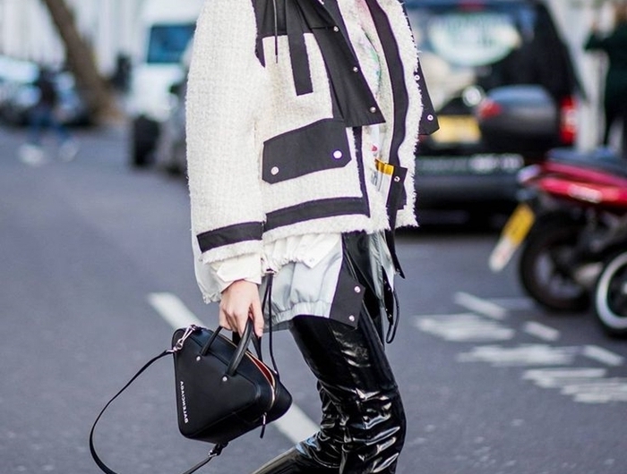 outfit streetwear femme pantalon cuir noir baskets multicolore sac à main noir veste blanc et noir