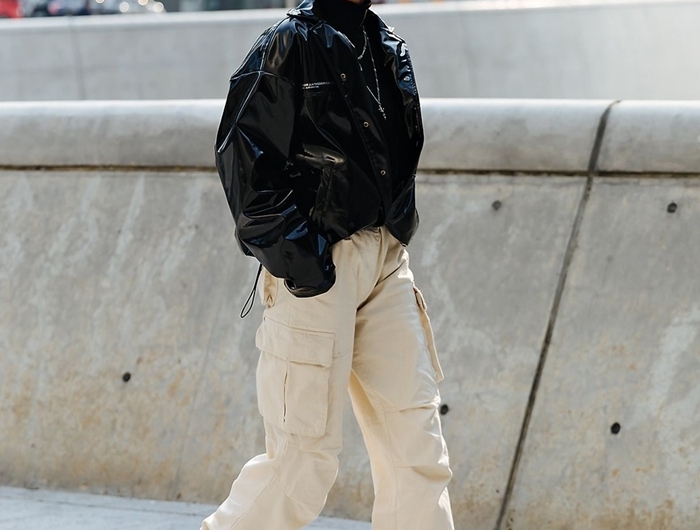 pantalon beige poche bas fluide bottines rock style streetwear femme veste cuir noir pull boucles d oreilles