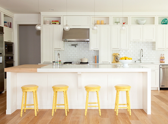 pantone 2021 tendance dans les couleurs un cuisine en blanc avec comptoir et des bar chaises en jaune lumineux