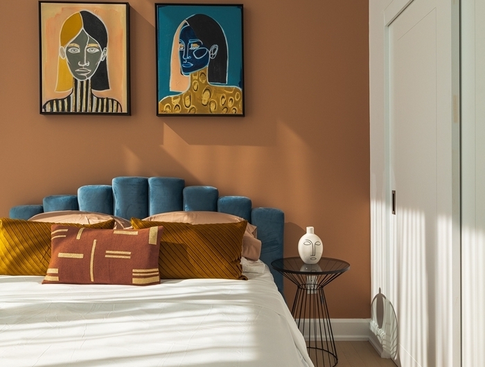 peinture terracotta linge de lit blanc coussins jaune moutarde décoration chambre à coucher adulte photos tête lit velours