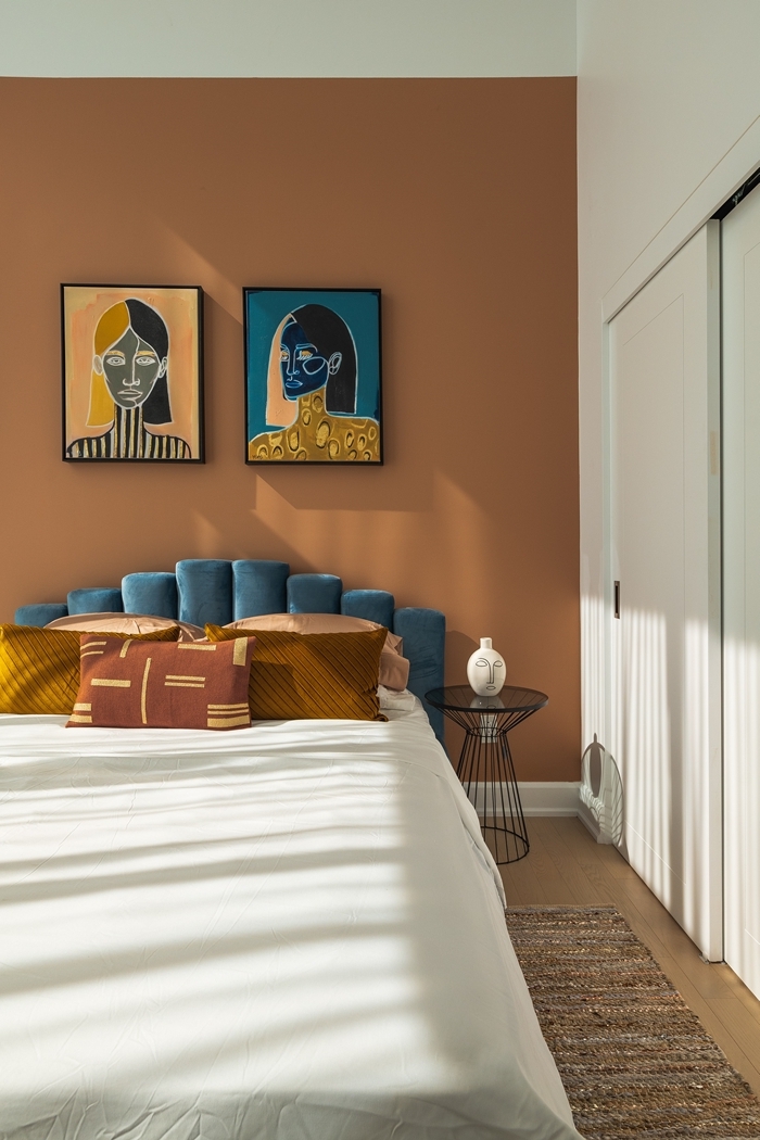 peinture terracotta linge de lit blanc coussins jaune moutarde décoration chambre à coucher adulte photos tête lit velours