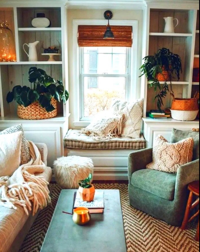 plantes vertes dans paniers deco guirlande lumineuse interieur ambiance cosy avec canapé scandinave et coin lecture cocooning coté fenetre