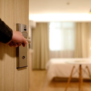 Les prérequis essentiels à considérer pour faire le meilleur choix de porte de chambre d'hôtel