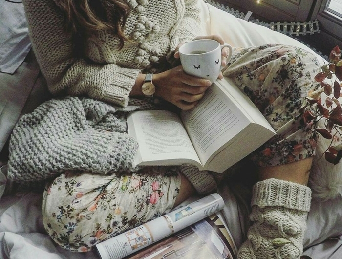 pull crochet gris pantalon fluide motifs floraux chaussette crochet tenue décontractée femme hiver