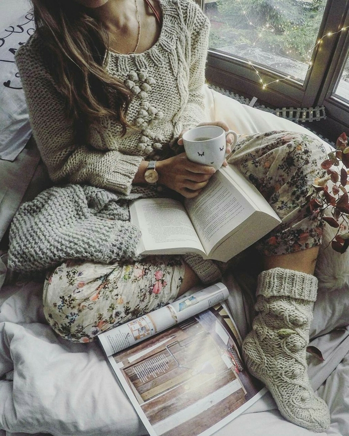 pull crochet gris pantalon fluide motifs floraux chaussette crochet tenue décontractée femme hiver