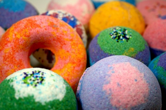 recette boule de bain un beignet glace entoure de bombes de bain multicolores