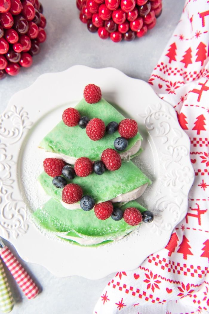 recette de crepes colorés de vert avec crème épaisse gurilande de fruits rouges sucre glace gouter enfant de noel