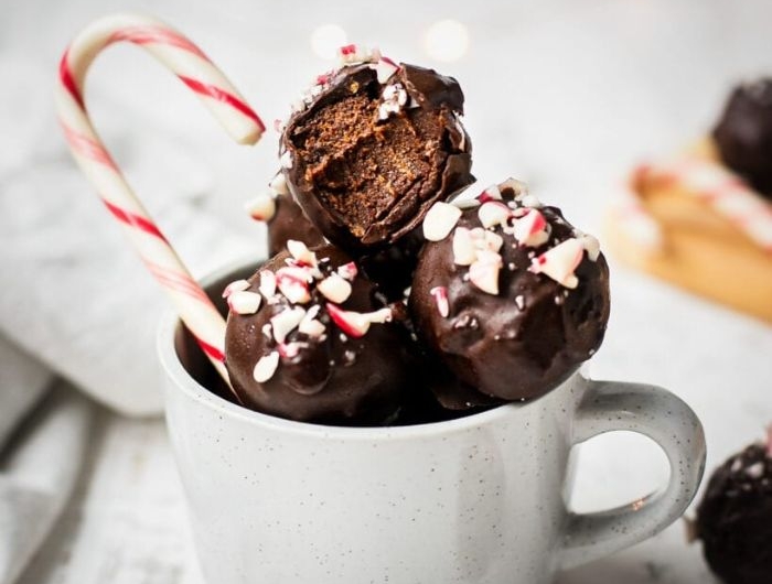 recette truffes chocolat aux differents noix avec cacaon et décoration bonbons menthe poivrée rouge et blanc