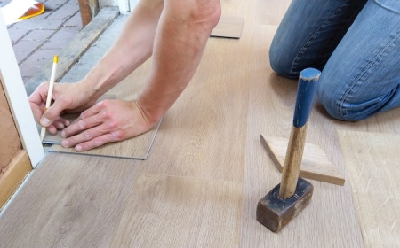 renovation du domicile deux mains qui tiennet un crayon avec un marteau pose au sol