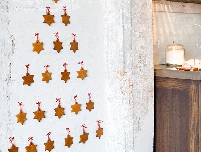 revêtement mural peinture à effet blanche deco de noel a faire soi meme étoiles biscuits gingembre ficelle rouge