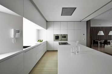 revêtement sol carrelage effet bois idee cuisine avec ilot armoires sans poignées plan de travail blanc