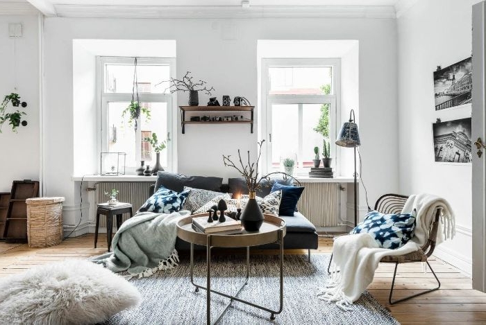 salon style scandinave aux murs blancs table bassse laiton canapé gris chaise cocooning tapis gris