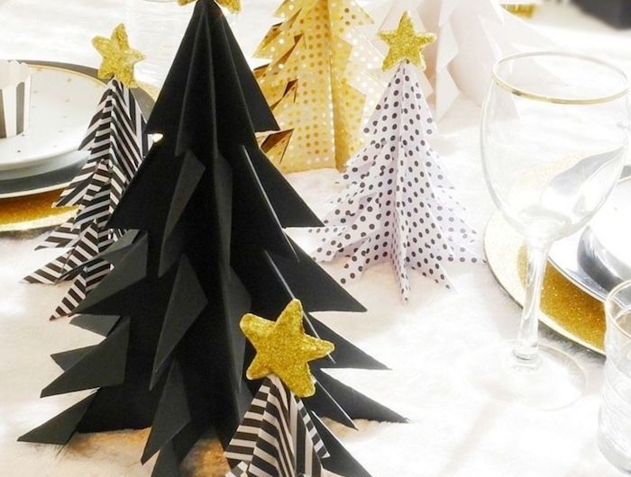 sapin de noel en carton pour decorer la table festive des pointes dorees au dessus