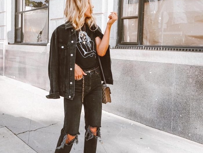 street style femme vetue en denim déchiré noir associé avec des bottes blanches