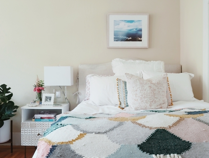style de chambre ethnique couverture de lit multicolore couleurs pastel frnages coussins pompons
