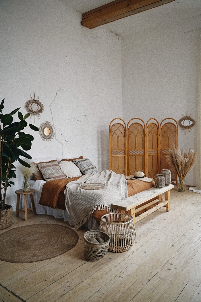 style de chambre exotique meubles rotin poutres bois apparentes parquet bois tapis jute paroi rotin panier miroir soleil