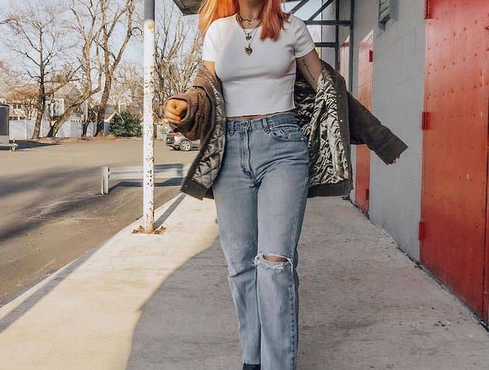style grunge femme aux cheveux tintes un jean claire a taille haute et top blanc