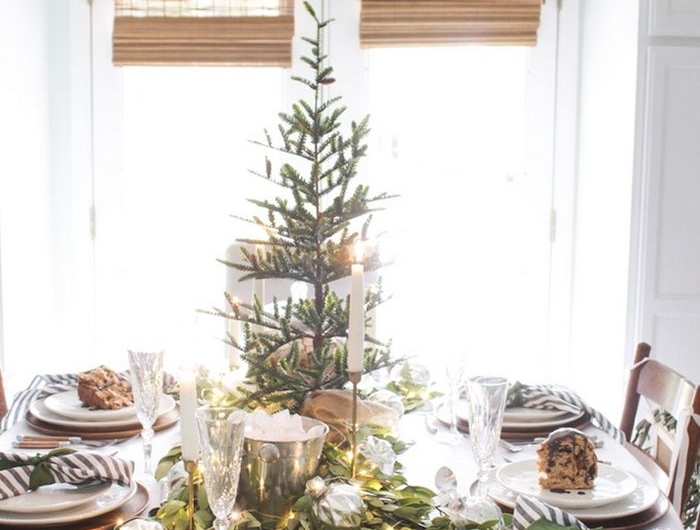 table du nouvel an avec un sapin et une abondance des branches vertes un abat de jour pompeux au dessus