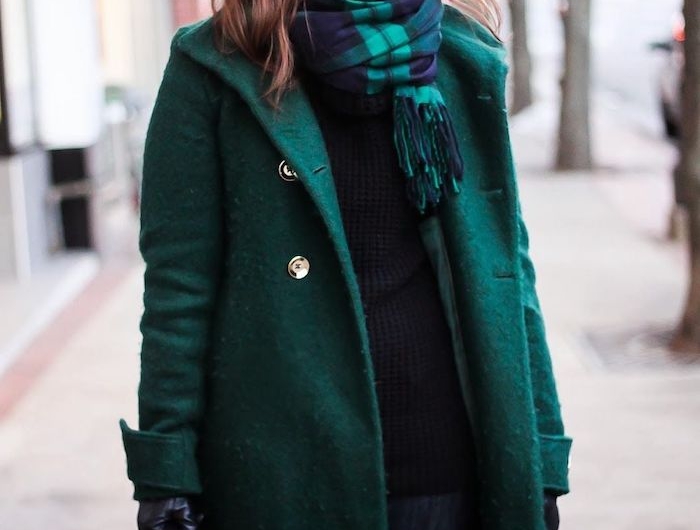 tendance chapeau femme avec un manteau vert et un echarpe en carreaux comment porte un feutre