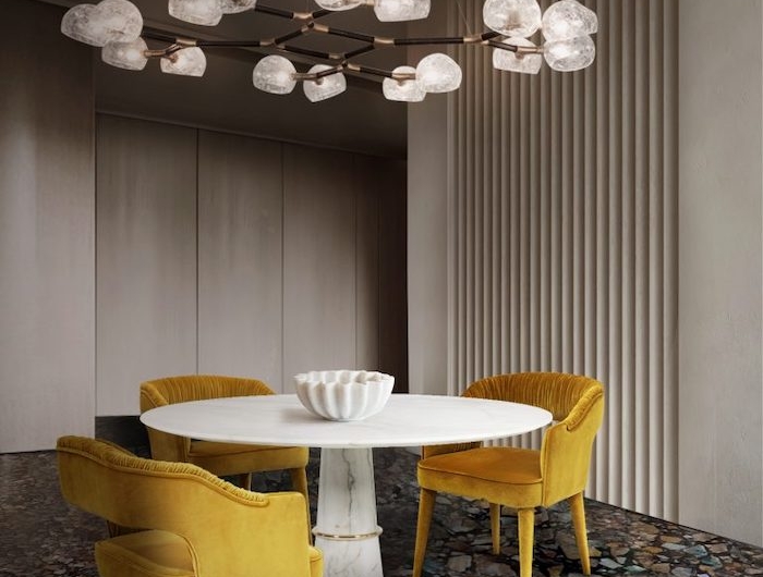 tendance deco 2021 une salle a manger minimalistique avec des chaises en tissu jaune et un sol en marbre