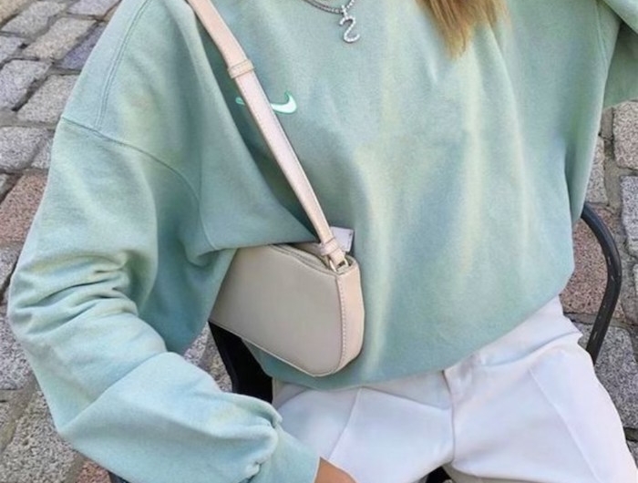 tenue aesthetic fille ado vetue en pantalon blanc une blouse sportif et un petit sac a main