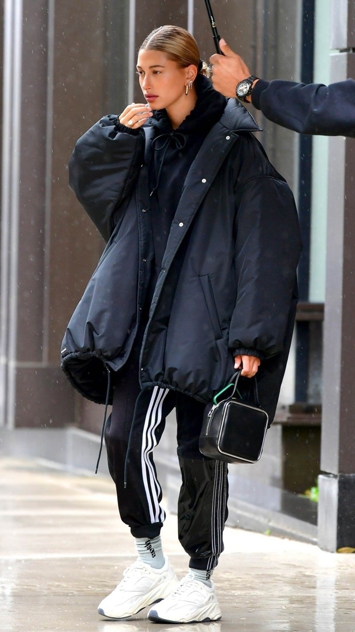 tenue célébrité mode hiver femme look casual urbain style pantalon streetwear noir bandes blanches