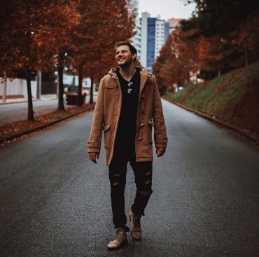 tenue d hiver tendance mode homme 2020 manteau duffel coat couleurs marron jeans troues noirs