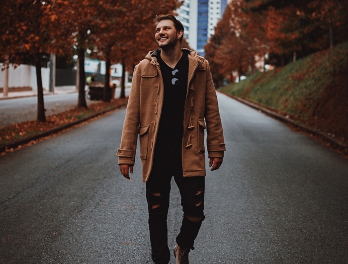 tenue d hiver tendance mode homme 2020 manteau duffel coat couleurs marron jeans troues noirs