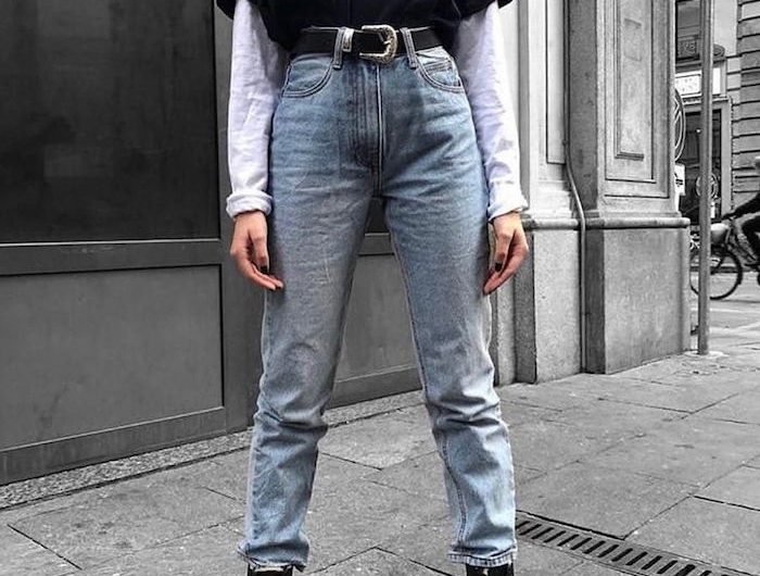 tenue décontractée femme avec un jean de mmaman et grande ceinture combiné avec des bottes et un t shirt noir