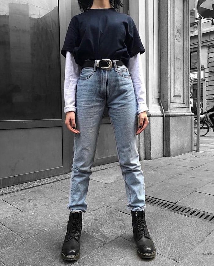 tenue décontractée femme avec un jean de mmaman et grande ceinture combiné avec des bottes et un t shirt noir
