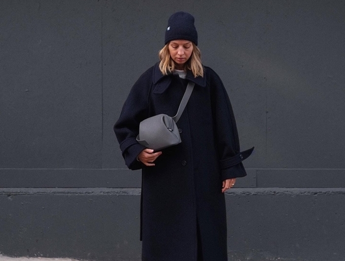 tenue femme hiver accessoire bonnet noir look total noir manteau long oversize baskets grises