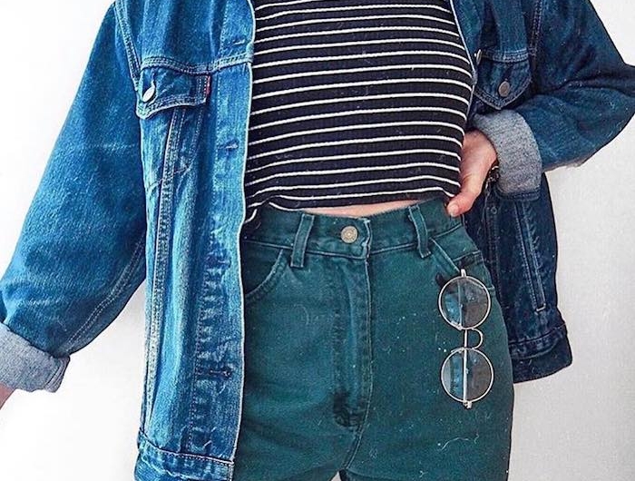 tenue hiver femme avec un mom jean des lunettes rondes et top court a rayures style iconique