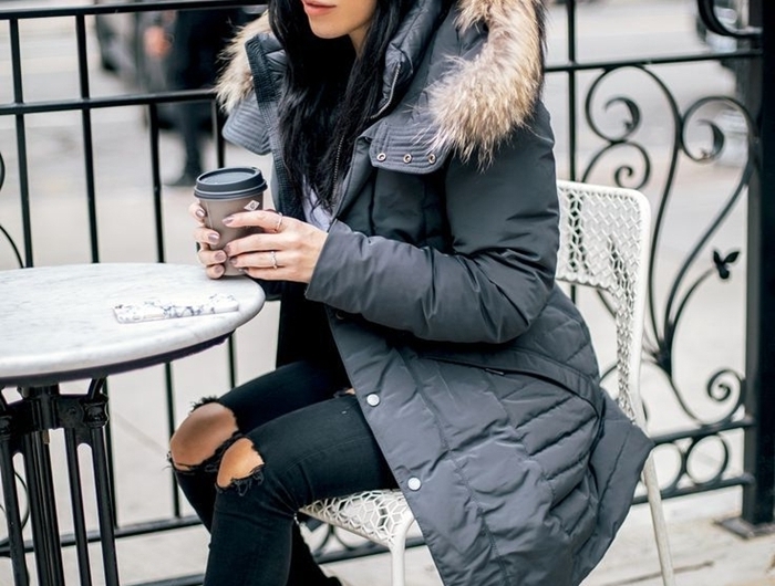 tenue streetwear femme bonnet noir lunettes de soleil jeans troués slim bottines noires