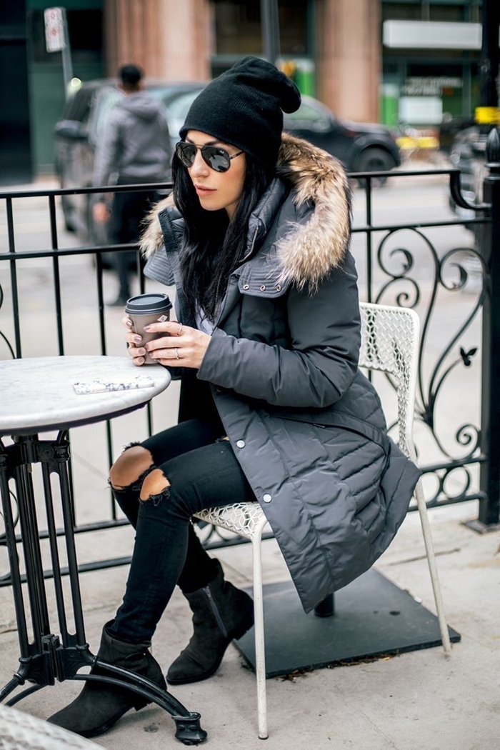 tenue streetwear femme bonnet noir lunettes de soleil jeans troués slim bottines noires
