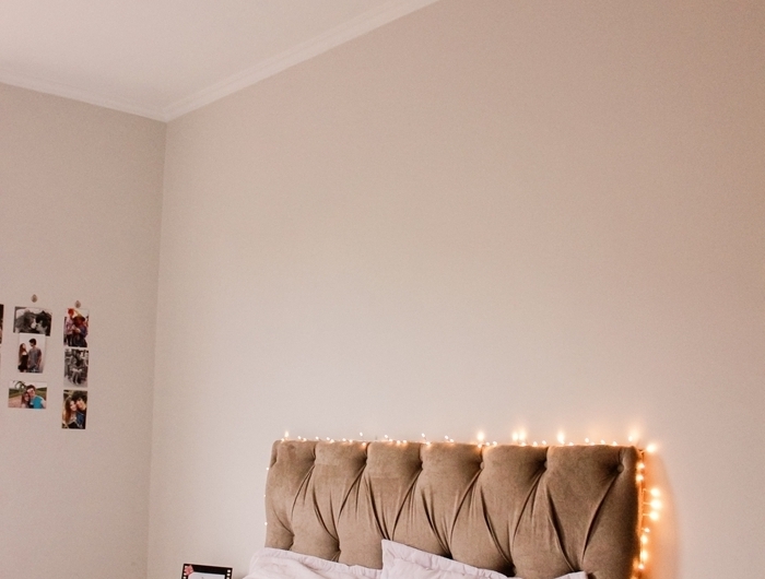 tête de lit boutonné couleur taupe chambre cosy décoration lumineuse guirlande mur polaroids chambre fille