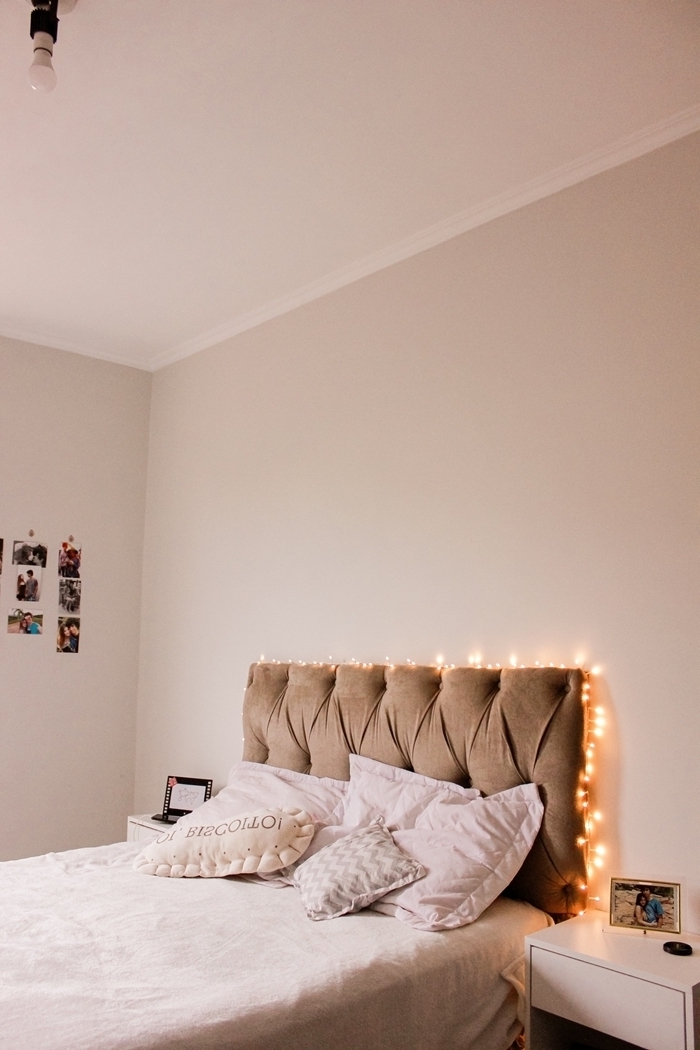 tête de lit boutonné couleur taupe chambre cosy décoration lumineuse guirlande mur polaroids chambre fille