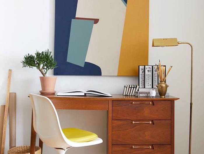 un bureau en bois avec couleur tendance 2021 peinture chaise blan avec une siege jauen