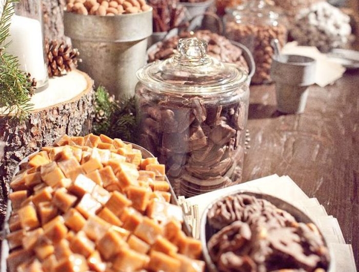 un candy bar en style rustique avec un gateau des noix et bonbons au caramel