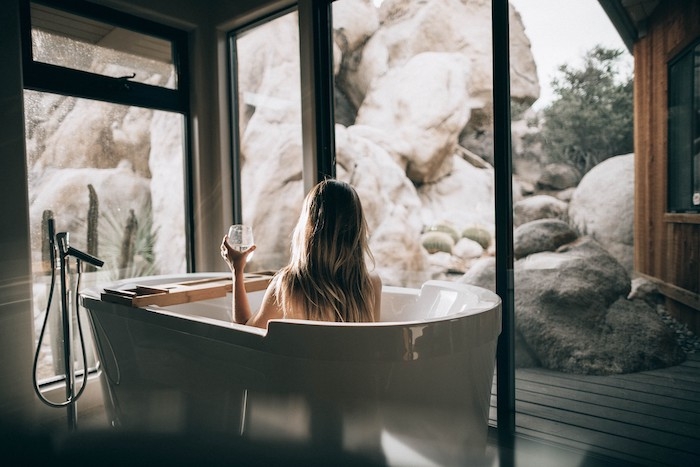 une femme qui prend une bain sall de bain avec une vue merveilleuse de roches