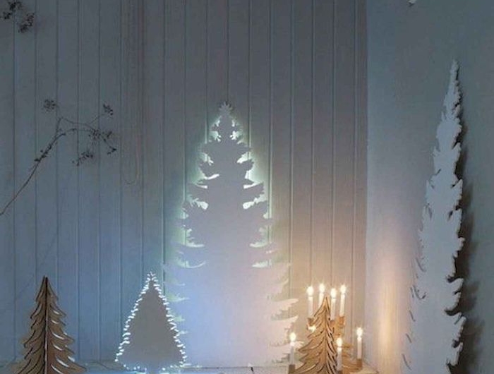 une idée de décoration minimaliste avec trois sapins blancs en carton illumines