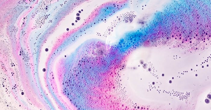 une mousse multicolores recu de la dispersion d une boule de bain recette cosmétique maison
