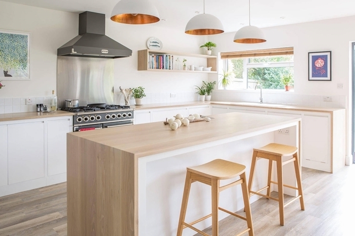 îlot blanc et bois décoration style épurée minimaliste lampe suspendue blanc et cuivre cuisine en l tabouret de bar