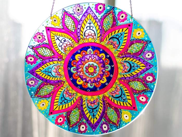 activité manuelle ado pour peindre un cercle verrier avec des peintures acrylliques dessin mandala multicolore