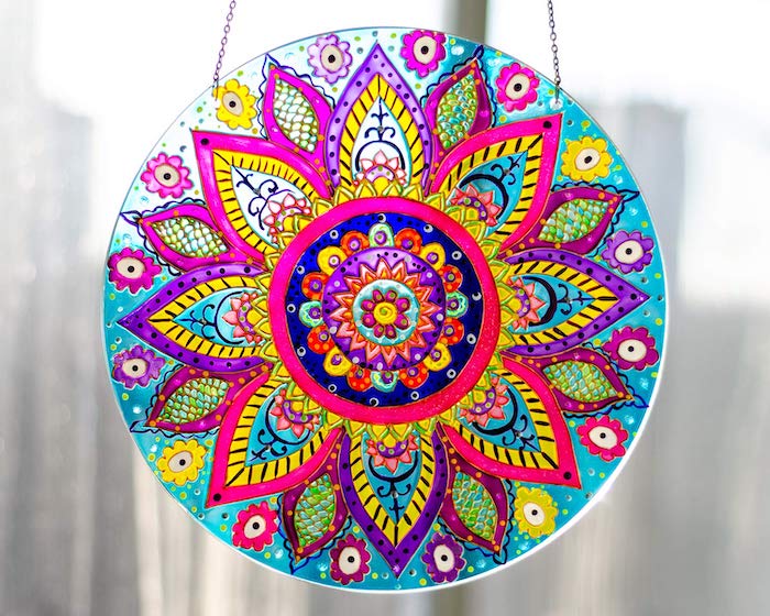 activité manuelle ado pour peindre un cercle verrier avec des peintures acrylliques dessin mandala multicolore