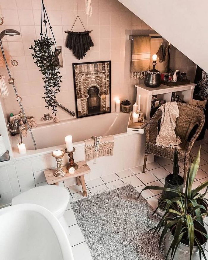 ambiance boheme cocooning dans salle de bain sous comble romantique carrelage blanc baignoire bougies plantes macramé mural